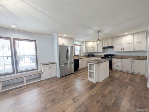 11045 Woodland Ridge Ct, South Lyon, MI, 48178-6606 | Card Image