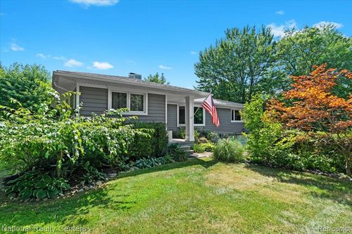 1785 Middle Rd, Highland, MI, 48357-3413 | Card Image