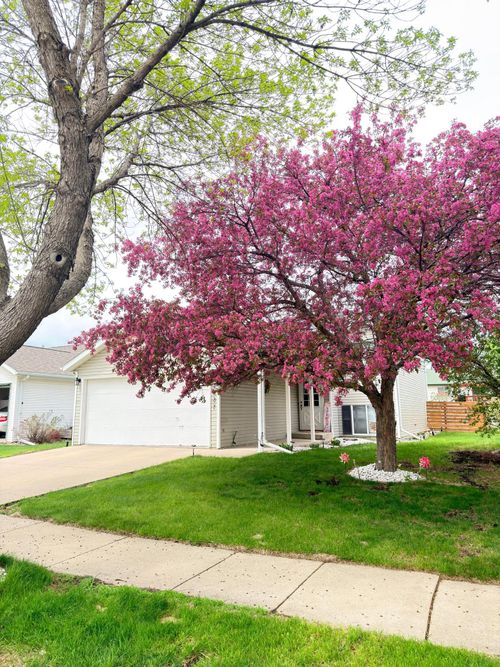 2927 35th Ave S, Fargo, ND, 58104-8836 | Card Image