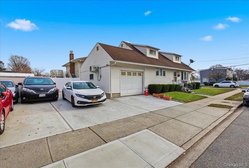 11 Crescent St, Hicksville, NY, 11801-2137 | Card Image