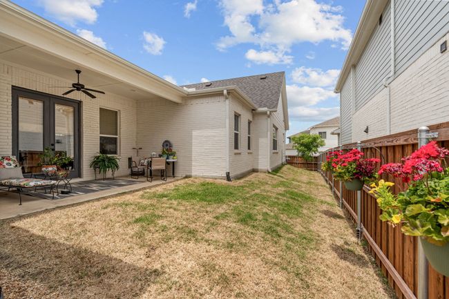 Side yard and patio | Image 27