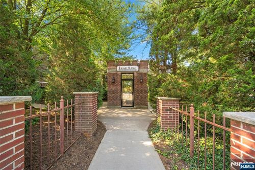 100 E Palisade Ave, Englewood, NJ, 07631-3046 | Card Image