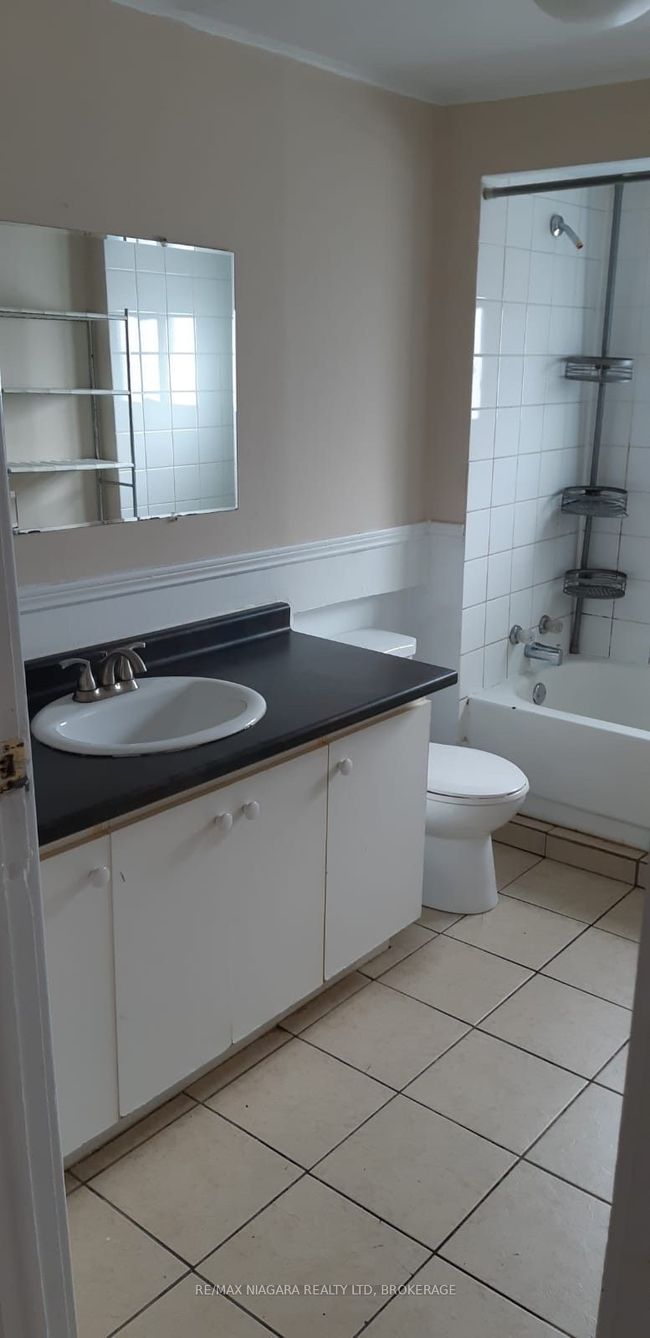 146 Burgar St, Home with 7 bedrooms, 3 bathrooms and 3 parking in Welland ON | Image 5