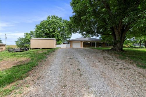 18750 Chmidling Dr, Leavenworth, KS, 66048-8454 | Card Image