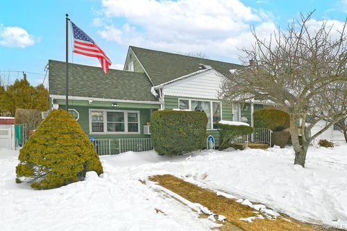 325 Cayuga Ave, East Meadow, NY, 11554-3518 | Card Image