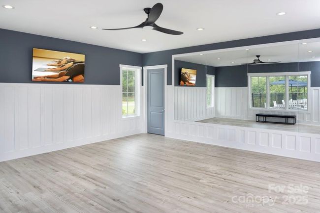 Flex Space with TV Monitor and Wall Mirrow | Image 30