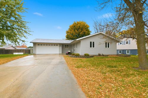 2712 12th Ave Nw, Willmar, MN, 56201-2002 | Card Image