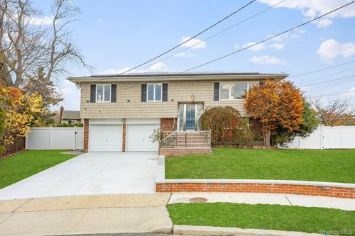 14 Hilton Ct, Hicksville, NY, 11801-1728 | Card Image