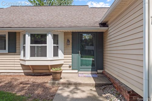 663 Lake Forest Rd, Rochester Hills, MI, 48309-2536 | Card Image