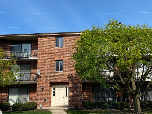 303B - 10501 S Highland Ave, Condo with 2 bedrooms, 1 bathrooms and 2 parking in Worth IL | Image 16