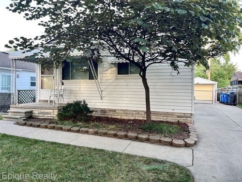 5627 Clippert St, Dearborn Heights, MI, 48125-2758 | Card Image