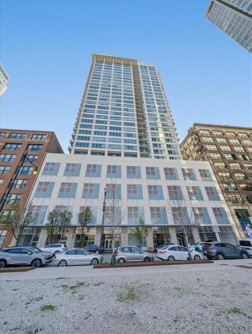 1002-701 Wells St, Chicago, IL, 60607-4587 | Card Image