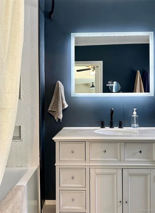 3584 Ashview St, West Bloomfield, MI, 48324-2614 | Card Image