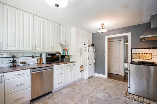 17223 61b Ave, Surrey, BC, V3S5M7 | Card Image