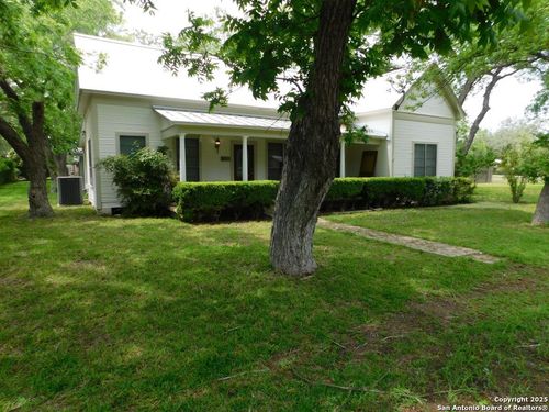 911 Austin St, Sabinal, TX, 78881 | Card Image