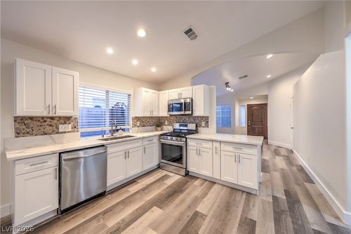 8233 W Rochelle Ave, Las Vegas, NV, 89147-6108 | Card Image