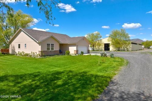131 Latigo Ln, YAKIMA, WA, 98901-9376 | Card Image