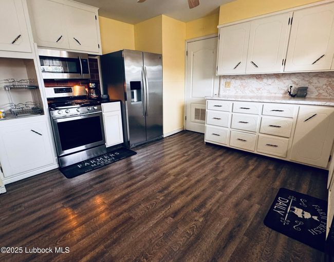 More kitchen! | Image 8