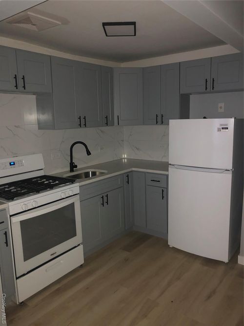 651 Courtlandt Ave, Bronx, NY, 10451-5001 | Card Image