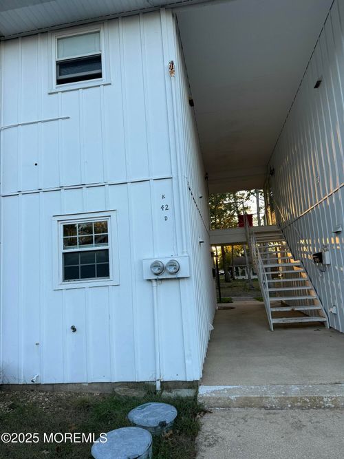 42 Cambridge Ct, Lakewood, NJ, 08701-6289 | Card Image