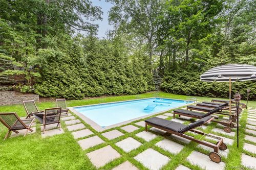 21 Hillside Dr W, Sag Harbor, NY, 11963-3322 | Card Image