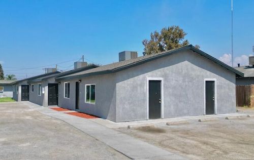 738 E Larry St, Farmersville, CA, 93223-1779 | Card Image