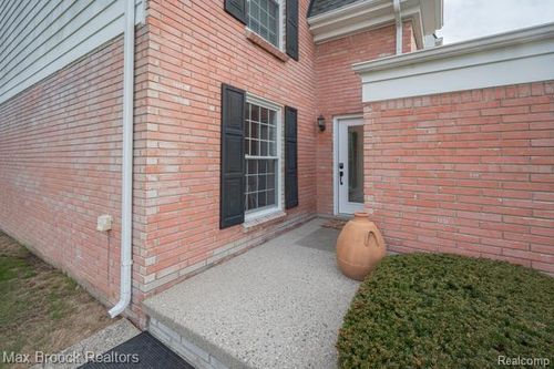 81 Stratford Ln, Rochester Hills, MI, 48309-2010 | Card Image