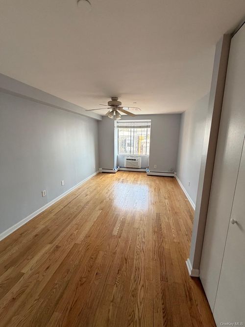 3-15h-55 N Broadway, White Plains, NY, 10601-1640 | Card Image