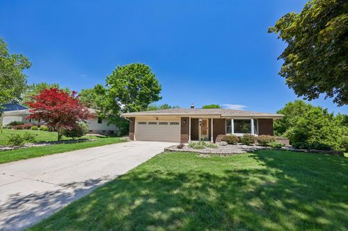7557 Chapel Hill Ct N, Franklin, WI, 53132-1810 | Card Image