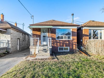 18 East Dr, House other with 2 bedrooms, 2 bathrooms and 3 parking in York ON | Image 3