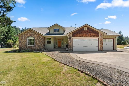 523 E Forks Cir, Cave Junction, OR, 97523-8506 | Card Image