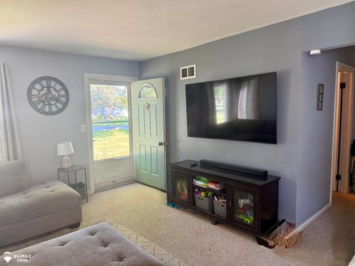 2250 Pauline Dr, Waterford Twp, MI, 48329-3758 | Card Image