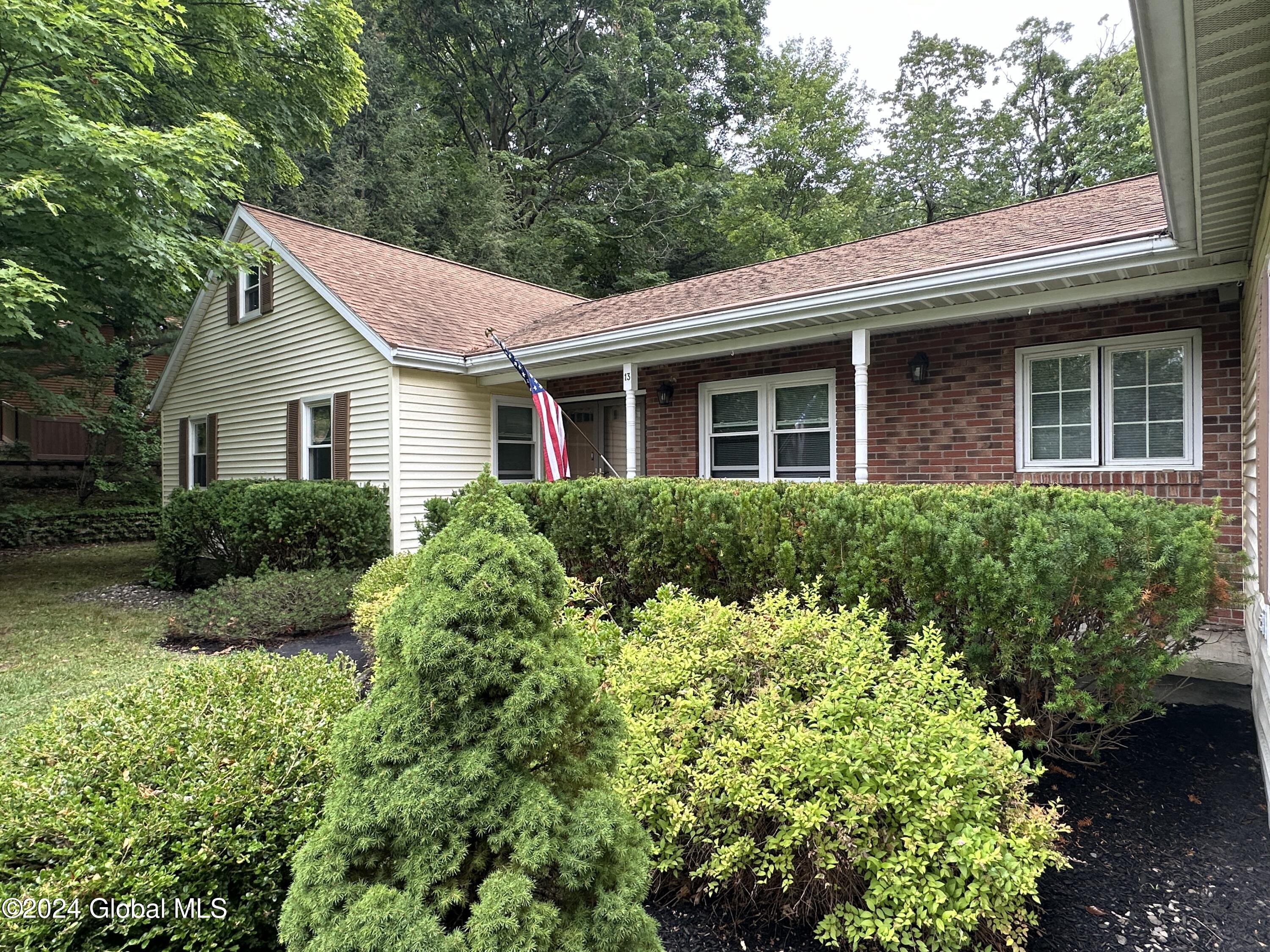 Chestnut Ln, Schenectady, NY 12309