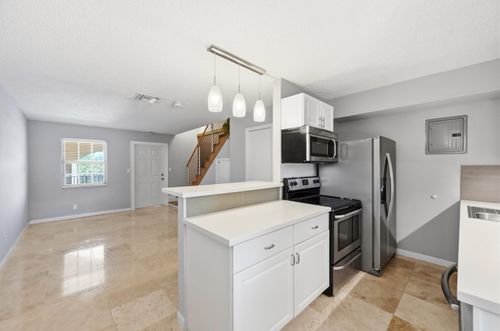 206-905 Ne 28th St, Wilton Manors, FL, 33334-3750 | Card Image