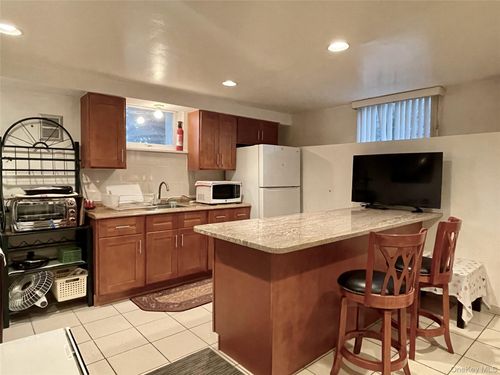 b1-169 Old Mamaroneck Rd, White Plains, NY, 10605-3112 | Card Image