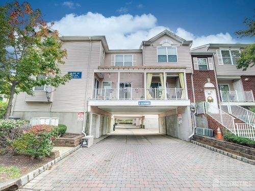 558 Great Beds Ct, Perth Amboy, NJ, 08861-5202 | Card Image