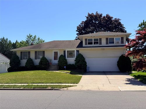 381 N Monroe Ave, Lindenhurst, NY, 11757-3520 | Card Image