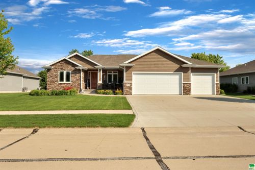 573 Sandstone Cir, Dakota Dunes, SD, 57049-5401 | Card Image