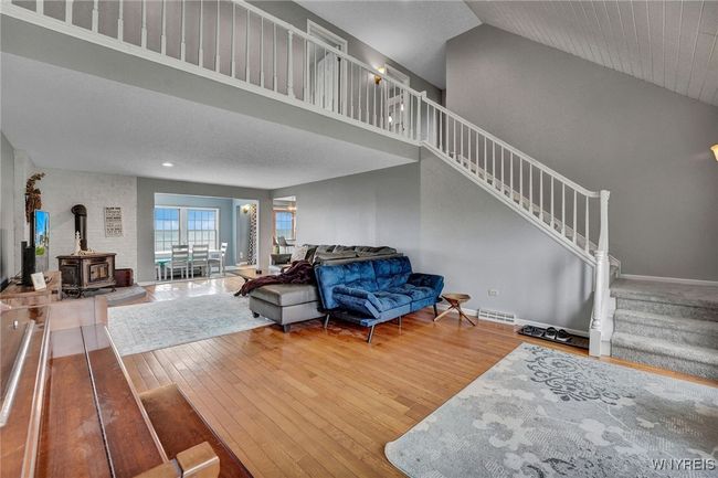 Large open loft area overlooks living room | Image 20