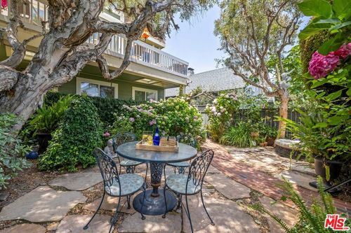 b-17 20th Ave, Venice, CA, 90291-8900 | Card Image