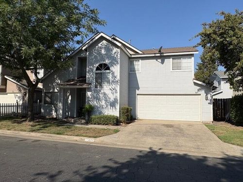 2419 N Clark St, Visalia, CA, 93292-7602 | Card Image