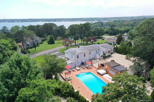 5 Huckleberry Ln E, Hampton Bays, NY, 11946-1616 | Card Image