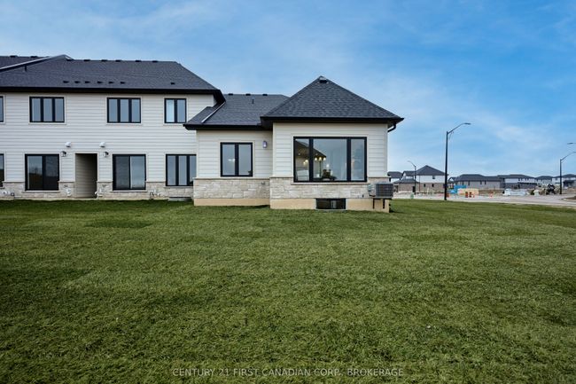 6709 Hayward Dr, House attached with 2 bedrooms, 2 bathrooms and 1 parking in London ON | Image 21