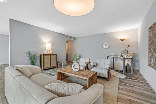 apt-23-3945 Harrison St, Oakland, CA, 94611-4530 | Card Image