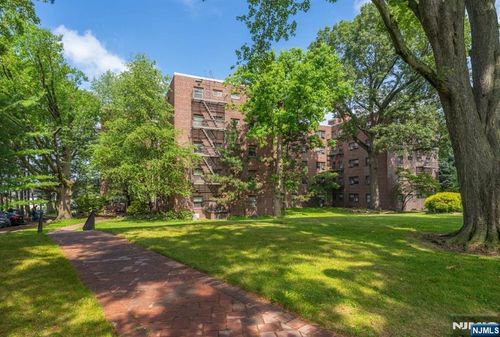 3061 Edwin Ave, Fort Lee, NJ, 07024-3663 | Card Image