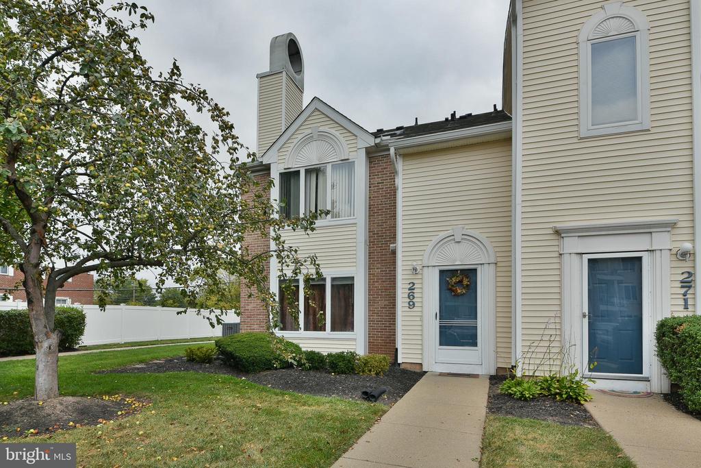 Juanita Ct, Levittown, PA 19057