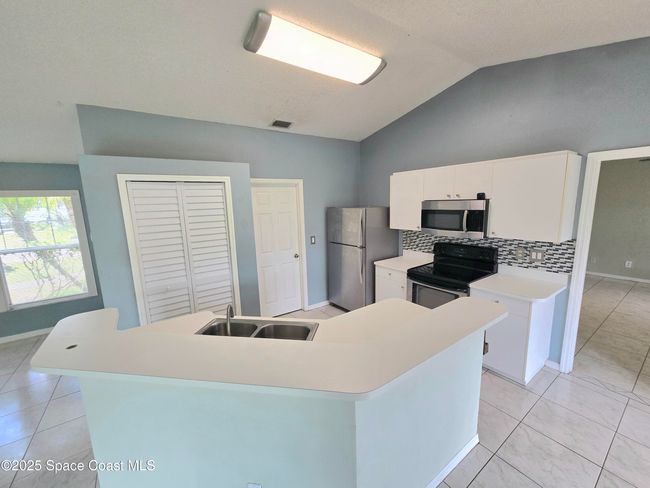 Kitchen with breakfast bar | Image 6