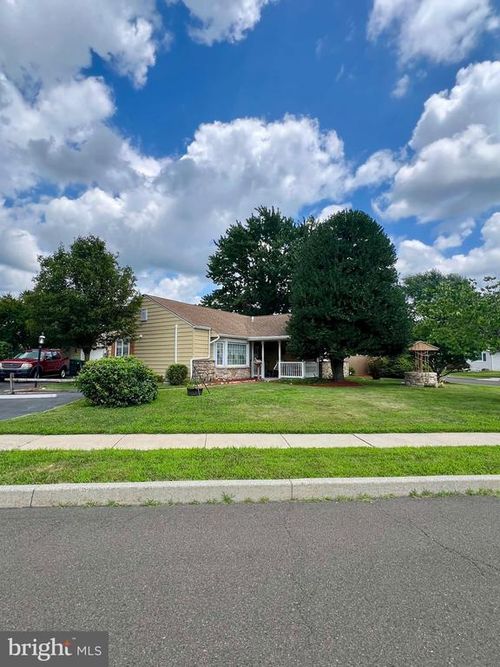 142 Bedford Rd, FAIRLESS HILLS, PA, 19030-2730 | Card Image