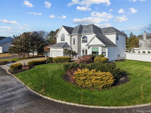 2 Mayflower Ln, Holtsville, NY, 11742-2558 | Card Image