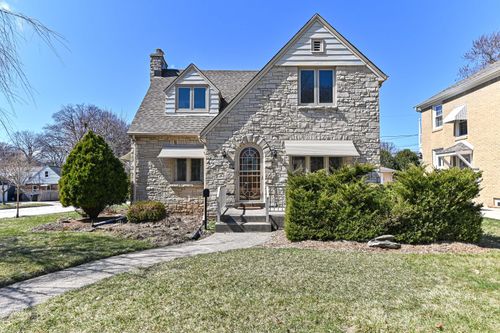 2505 N 82nd St, Wauwatosa, WI, 53213-1020 | Card Image